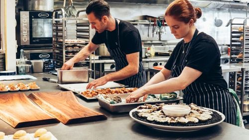 Nevoie acută de ajutoare de bucătari în România: 900 de posturi disponibile la nivel național / Unul dintre puținele cursuri în domeniu, închis din cauza lipsei cererii