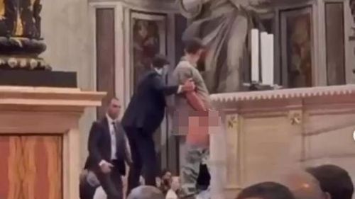 Papa Leon a cerut un ritual reparatoriu după ce un tânăr a urinat pe altarul Bazilicii Sfântul Petru din Vatican / Altarul se află exact deasupra mormântului lui Petru, apostol și primul Papă