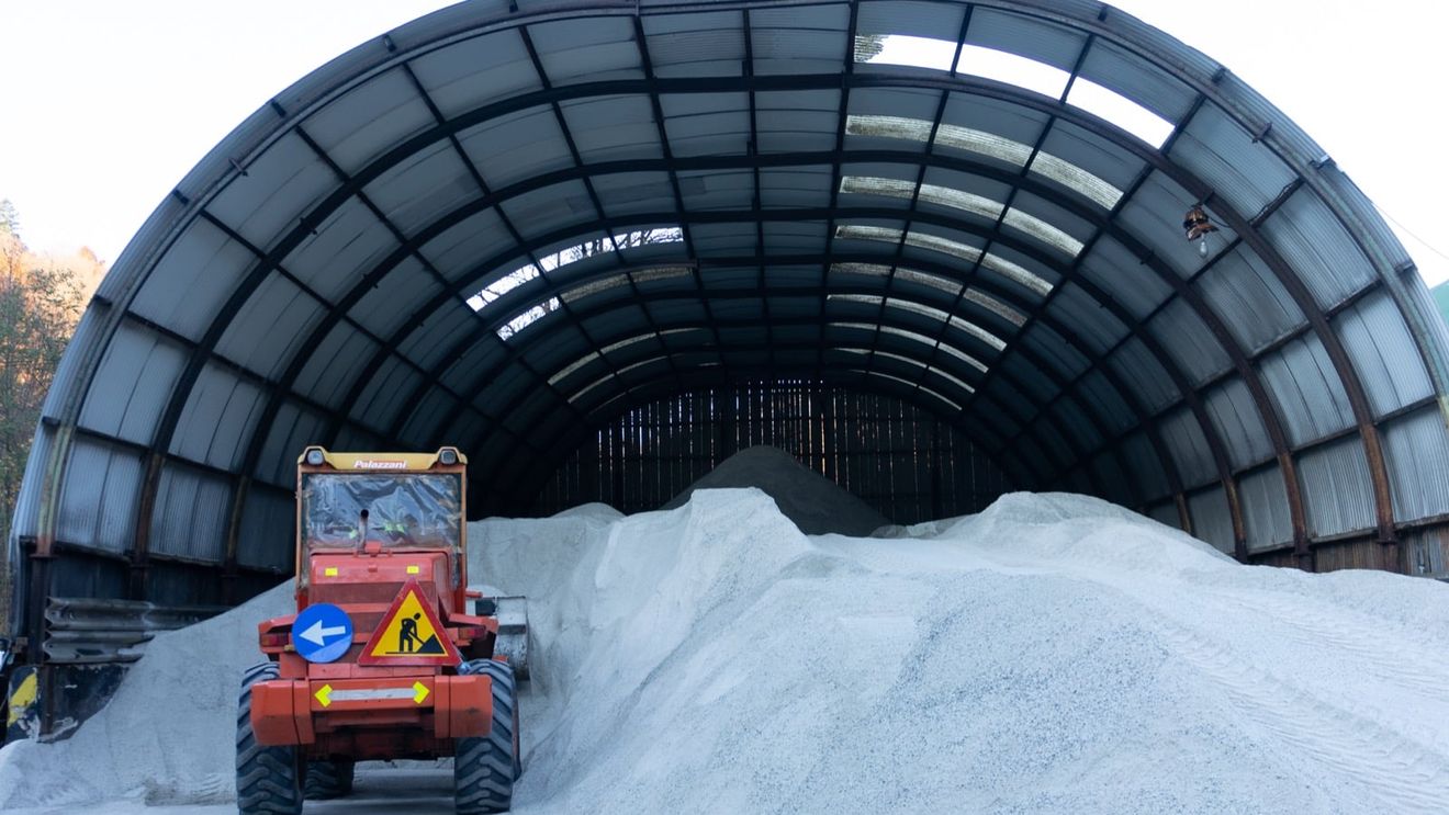 Drumarii ne asigură şi anul acesta că iarna nu-i (mai) prinde nepregătiţi: CNAIR a semnat 50 din cele 58 de acorduri-cadru pentru deszpezirea reţelei de autostrăzi şi drumuri naţionale / 944 de utilaje sunt deja în bazele de deszăpezire