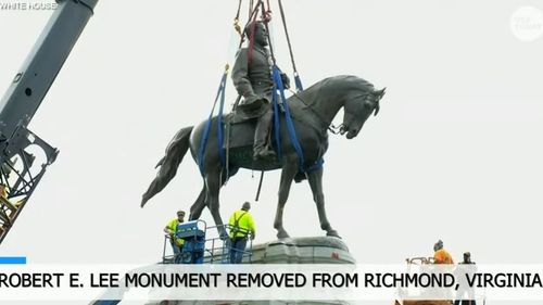 VIDEO Statuia comandantului confederat Robert E. Lee, considerată un simbol al rasismului, a fost dată jos în Richmond, Virginia, fosta capitală a secesioniștilor în timpul războiului civil
