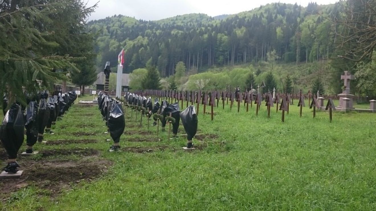 Crucile eroilor români din cimitirul Valea Uzului, acoperite cu saci de gunoi. Un grup de inițiativă maghiar susține că le-a acoperit pentru că ar fi fost amplasate ilegal