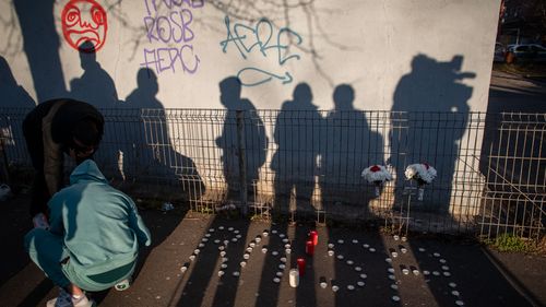 FOTOGALERIE Zeci de oameni au aprins lumânări în fața Secției 5 de Poliție din București în memoria fetiței accidentate mortal de un polițist