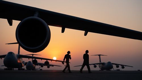 Opt activişti pentru combaterea schimbărilor climatice au fost arestaţi pe aeroportul din Munchen, după ce protestul lor a perturbat traficul aerian
