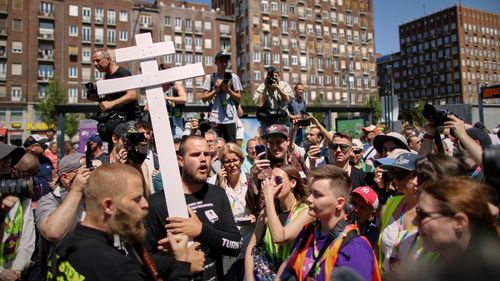 FOTO UPDATE Aproximativ 200.000 de persoane au participat la Budapest Pride, printre care 70 de deputați europeni și numeroși diplomați / În fruntea manifestaţiei s-a aflat primarul Budapestei, însoţit de Yolanda Díaz, vicepremierul spaniol / Premierul ungar Viktor Orban a fost ironizat într-o operă de artă stradală
