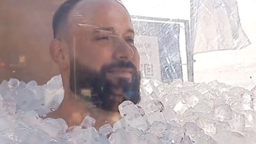 Un polonez a stat scufundat în gheaţă timp de patru ore / Este cea mai lungă durată a contactului întregului corp cu gheața / Lukasz decis să doboare acest record din dragostea lui pentru frig