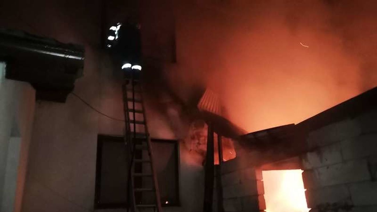 VIDEO UPDATE Incendiu la sediul unei primării din județul Argeș. Focul a fost pus intenționat/ A fost deschis dosar penal pentru distrugere