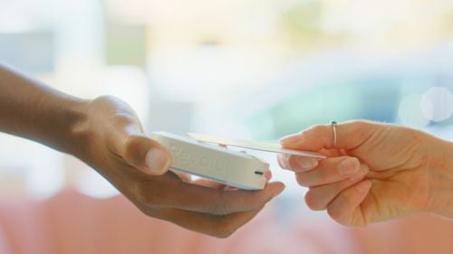 Revolut lansează şi în România Revolut Reader, un terminal de încasare a plăţilor