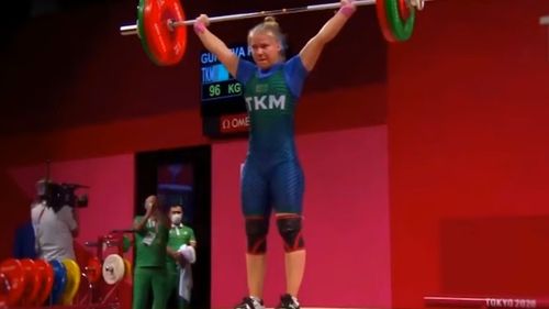 VIDEO Prima medaliată olimpică a Turkmenistanului a primit un apartament, o maşină de lux şi 50.000 de dolari