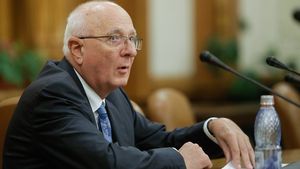 Fostul şef al ASF, Dan Radu Ruşanu, câştigă parţial procesul intentat statului după ce a fost arestat 7 luni şi apoi achitat. Ruşanu trebuie să fie despăgubit cu 70.000 de lei pentru onorariile avocaţilor din proces. El ceruse daune de 6,5 milioane de lei