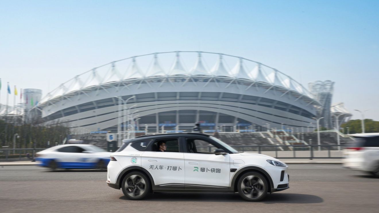 O defecțiune în masă a robotaxi-urilor companiei Baidu a blocat traficul în orașul chinez Wuhan