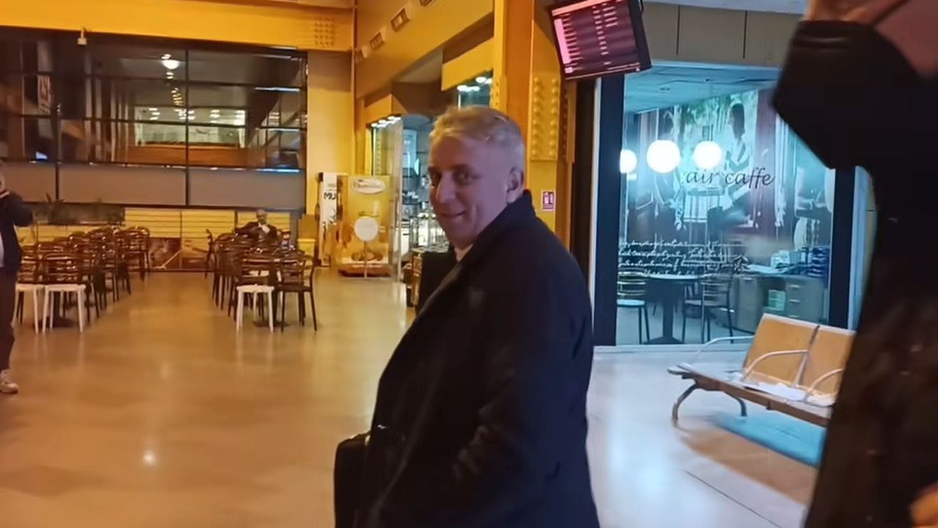 VIDEO Lucian Bode, întâmpinat pe Aeroportul Cluj cu mesajul ”Demisia! Sunteți plagiator dovedit! Rușinea Sălajului”