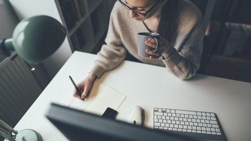 Săptămână de lucru de 4 zile și în România. Angajații vor putea lucra câte 10 ore pe zi, pentru a avea weekend de 3 zile