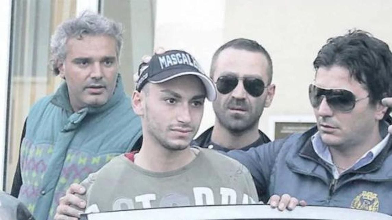 Un ucigaș al mafiei a absolvit facultatea în închisoare, cu lucrarea de licență ”Fascinația criminală”, în care își mărturisește crimele / Voia să se facă polițist, însă filmul ”Mafiotul” (Il camorrista) i-a schimbat perspectiva