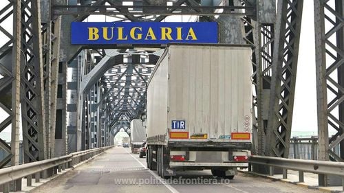 Ministerul Transporturilor nu mai permite plata taxei pentru Podul Giurgiu-Ruse în euro și dolari, ci doar în lei pentru șoferii români/ Discuții oficiale pentru plată on-line la Podul Prieteniei