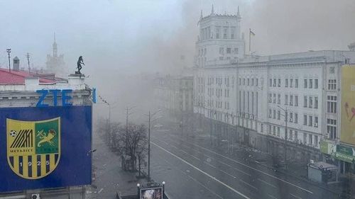 Oficiali ucraineni: Zona din jurul clădirii consiliului local al orașului Harkov a fost lovită de o rachetă de croazieră