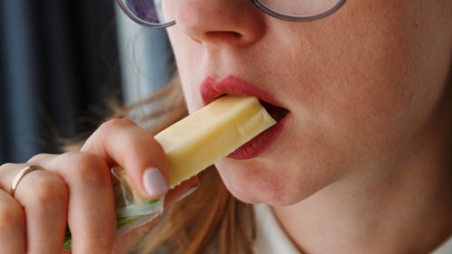 Experții avertizează: După 40 de ani trebuie evitate 14 gustări procesate cu calorii goale, care distrug metabolismul