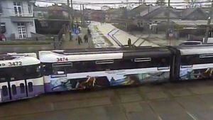 VIDEO Accident în Timișoara: S-au ciocnit frontal două tramvaie / O pasageră a suferit un atac de panică