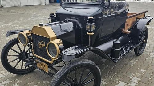 FOTO Un Ford T, fabricat în 1914, a ajuns la RAR Iași: ”Pedala din stânga este schimbător de viteze, cea din mijloc este pentru mersul înapoi, cea din dreapta este frâna de serviciu, iar accelerația este o manetă în dreapta volanului”