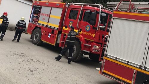 Incendiu puternic la o cabană din Sinaia / 15 persoane s-au autoevacuat