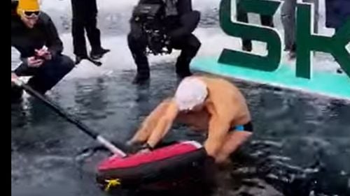 VIDEO Cehul David Vencl a stabilit un nou record de scufundare sub gheaţă, fără costum de neopren și dintr-o singură respirație