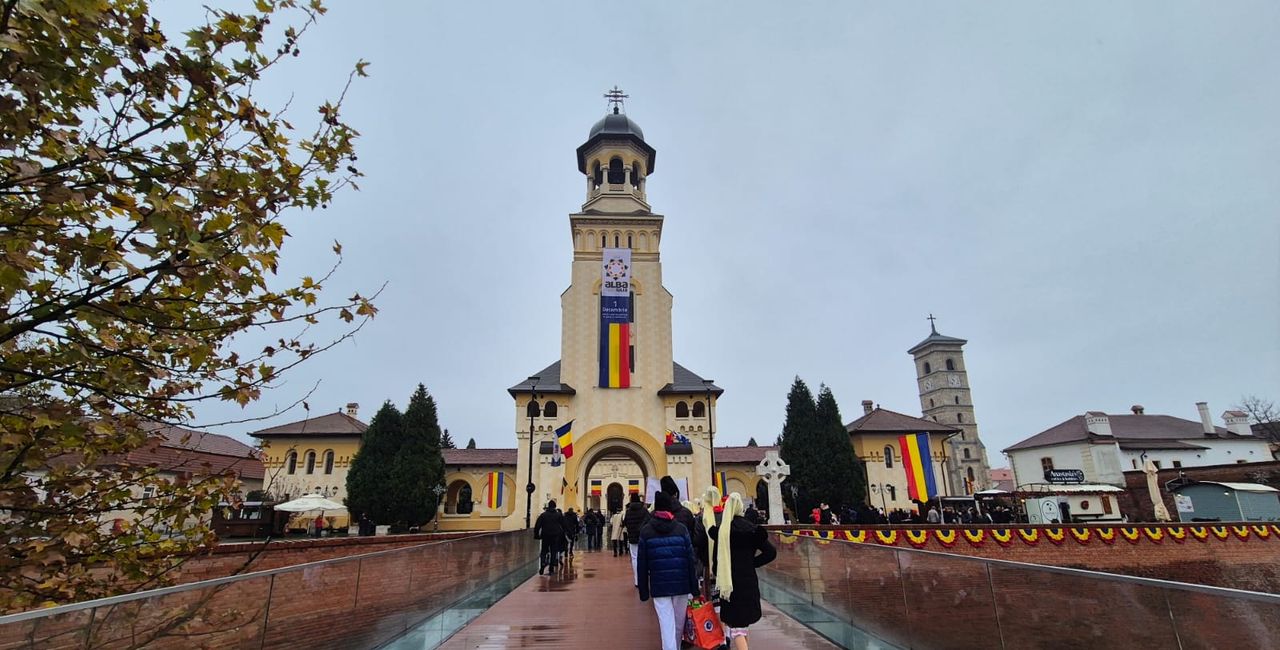 1 Decembrie complicat pentru autorități, la Alba Iulia: Georgescu, Simion și Șoșoacă și-au chemat susținătorii în oraș, unde se va afla și premierul Bolojan. Mobilizare masivă a forțelor de ordine
