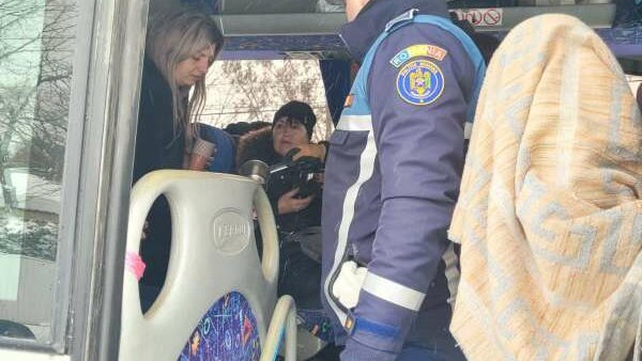 Autocar cu cincisprezece cetăţeni ucraineni, blocat la Năneşti, după ce drumurile din zonă au fost închise din cauza condiţiilor meteo nefavorabile