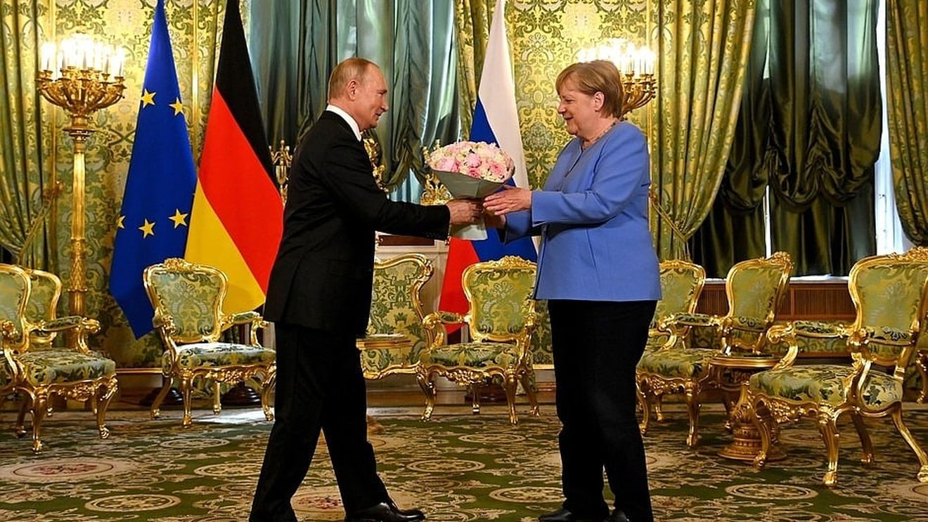 Angela Merkel, criticată dur în ţările baltice şi Polonia după ce fostul cancelar german a sugerat că acestea au o parte din vină pentru invazia Rusiei în Ucraina