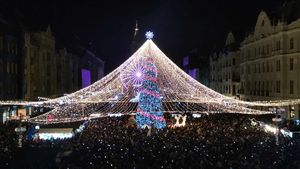 VIDEO S-au aprins luminițele de sărbători la Timișoara. Zeci de mii de oameni la deschiderea Târgului de Crăciun
