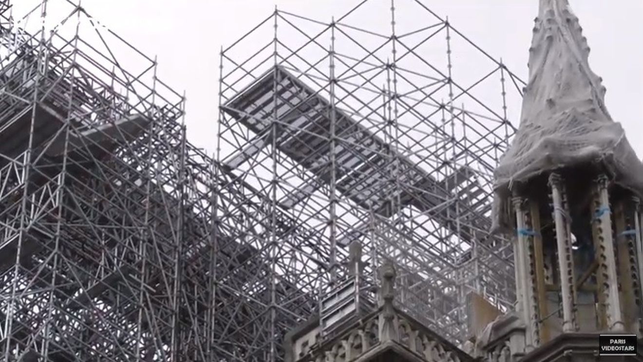 VIDEO Luni începe una dintre cele delicate operațiuni inginerești: demontarea celor 40.000 de țevi de metal care au sprijinit acoperișul incendiat al Catedralei Notre Dame din Paris
