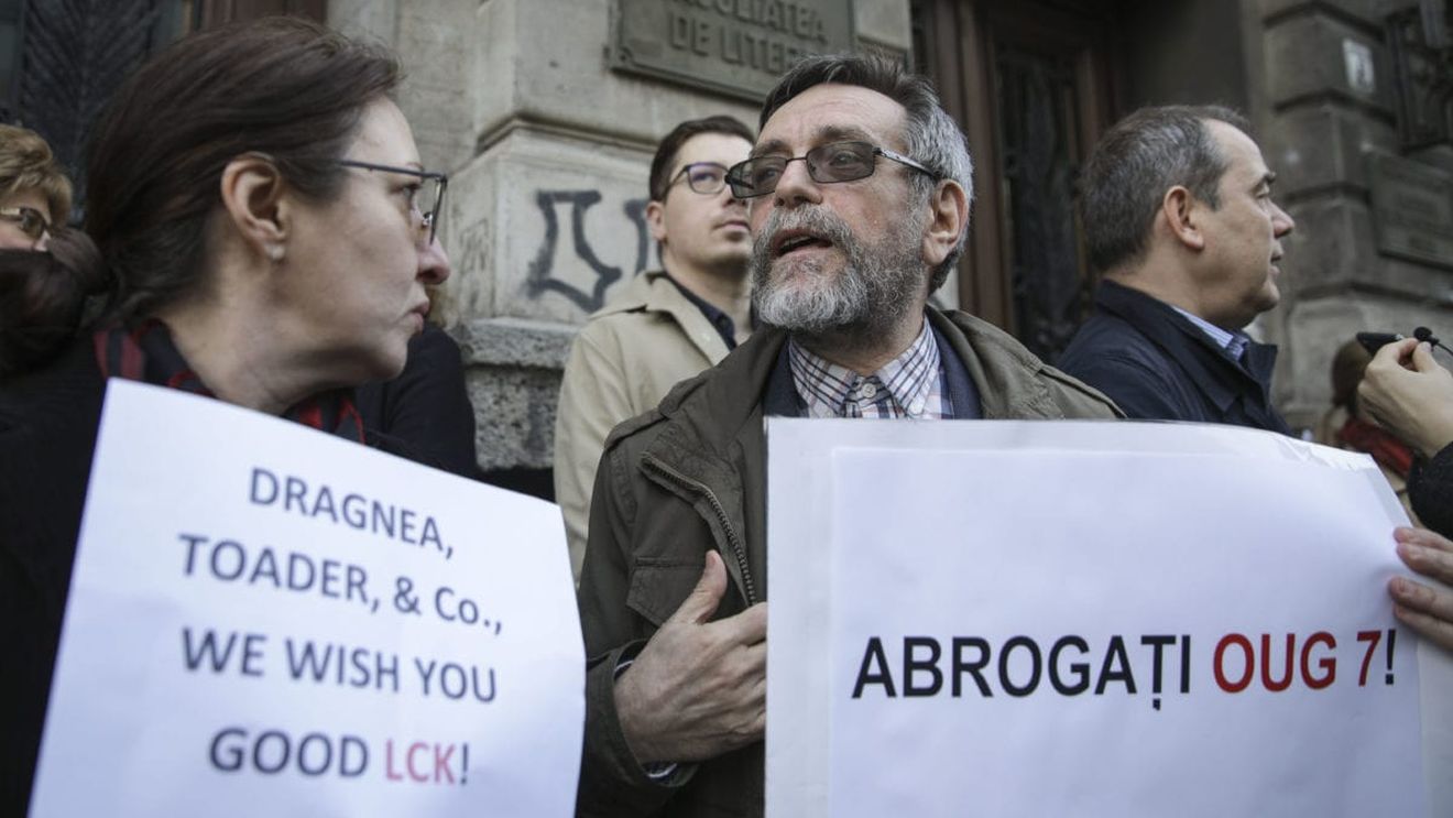 Profesori şi studenţi de la Universitatea din bucurești au protestat în faţa Facultăţii de Litere împotriva modificării legilor justiţiei