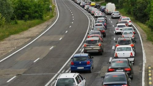 Pe Valea Prahovei și pe Autostrada Soarelui, direcția Constanța, se circulă bară la bară