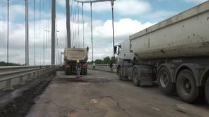 Lucrări de asfaltare pe podul suspendat peste Dunăre de la Brăila, în perioada 6-10 iulie