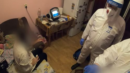 VIDEO Un medic clujean de pe ambulanță a filmat intervenția acasă la un pacient de 30 de ani, bolnav de COVID și nevaccinat. „Am o durere infernală la spate”