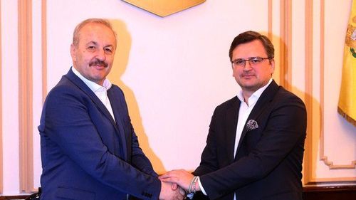 Vasile Dîncu s-a întâlnit cu șeful diplomației ucrainene Dmitro Kuleba. Ministrul Apărării „a condamnat în termeni duri atrocităţile comise de armata rusă în Bucea”