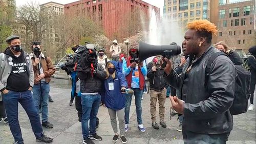 A doua seară de proteste: Crește tensiunea în Minneapolis după moartea unui tânăr de culoare împușcat de poliție