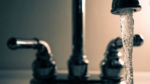 Un craiovean și-a făcut propria sa rețea de apă - canal / A forat la mare adâncime și a racordat  la ”rețea” mai multe imobile / ”A pus în pericol sănătatea publică”