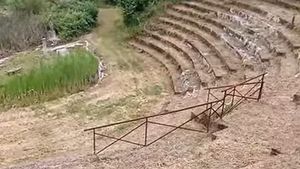 VIDEO | Un bărbat din Italia a construit un „teatru antic” fals și a cerut până la 40 de euro pentru a fi vizitat / Era prezentat ca un sit arheologic vechi de mii de ani