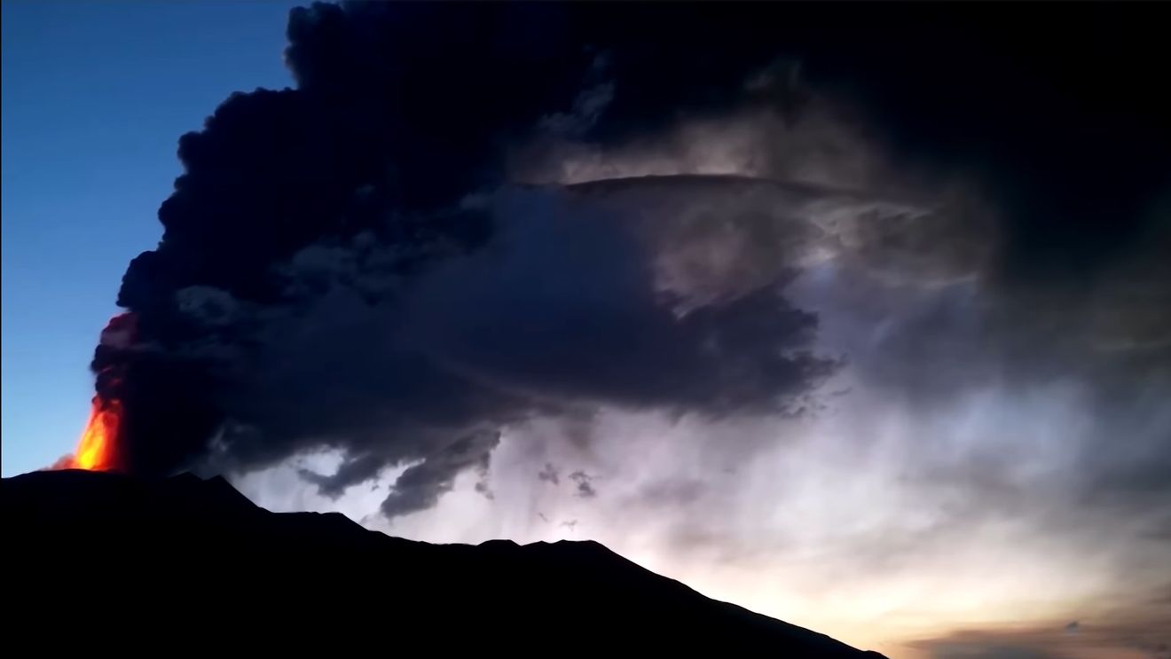 Vulcanul Etna din Sicilia erupe din nou / A fost emisă o alertă pentru traficul aerian / Aeroportul internaţional din Catania este deocamdată deschis