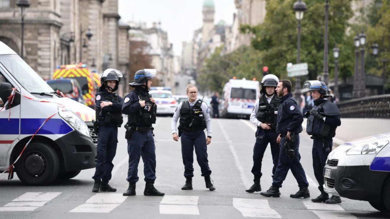 UPDATE: Doi răniţi într-un atac cu armă albă în apropiere de fostul sediu Charlie Hebdo din Paris. Suspectul a fost prins, școlile din cartier sunt închise