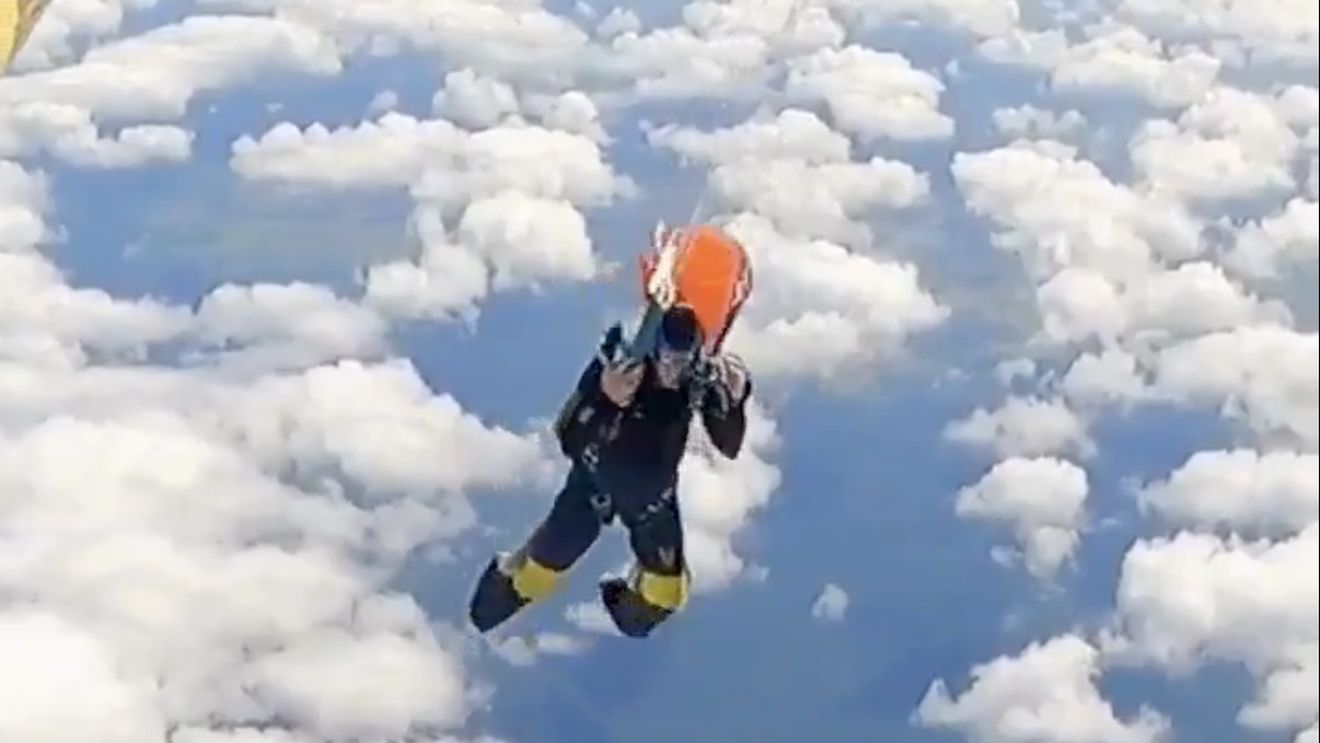 VIDEO Un parașutist a rămas suspendat în aer, după ce parașuta de rezervă s-a înfășurat în jurul aripii avionului
