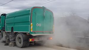 Localnicii unei comune din Bihor sunt exasperați din cauza drumului care leagă două cariere de calcar: Încercăm să facem curat de sărbători, dar tot praful ne ajunge în case  