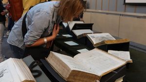 Zeci de cărţi ruseşti rare din secolul al XIX-lea, furate din biblioteca Universităţii din Varşovia/ Directoarea a fost demisă