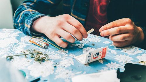 Poliția Capitalei, după ce un agent aflat în concediu paternal a fost prins cu marijuana la Saga Festival: ”Un agent de securitate a observat o pungă ce conținea o substanță albă/ Rezultatul DrugTest a fost negativ”