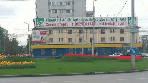 Un banner imens care îndeamnă la finanțarea Autostrăzii A8 a fost amplasat pe sediul PNL din Iași