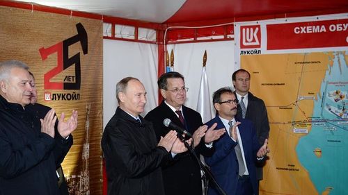 Rusia ar trebui să reducă producția de petrol cu 30% pentru a obține un preț mai bun (vicepreședinte Lukoil)