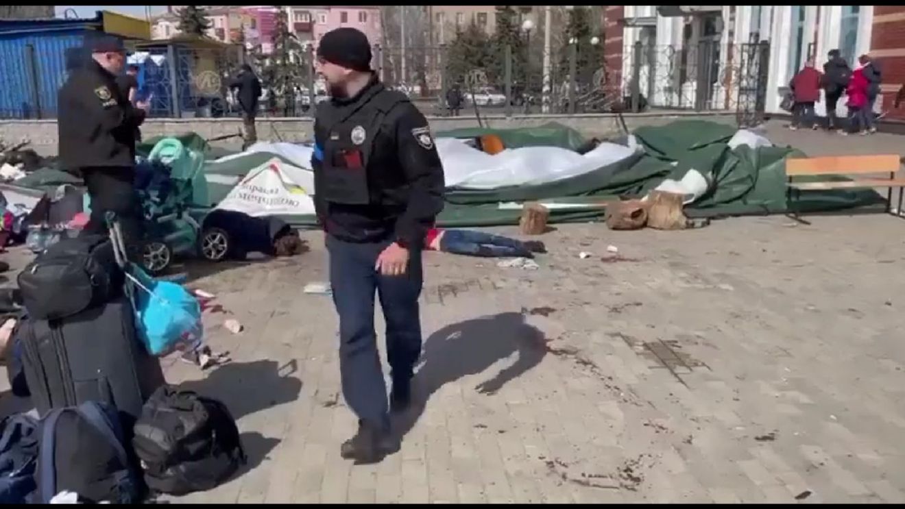 VIDEO UPDATE 50 de morți, printre care 5 copii, și 100 de răniți după ce rușii au bombardat gara din Kramatorsk, în estul Ucrainei