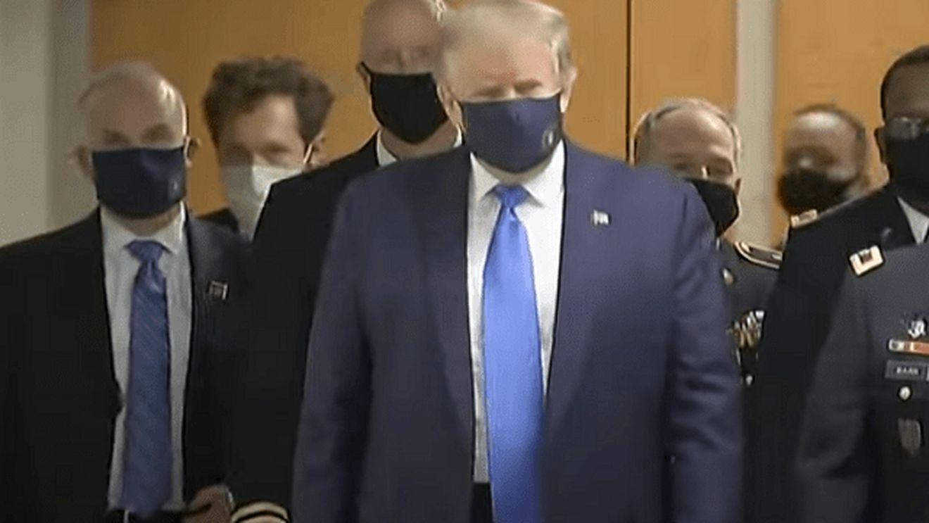 Donald Trump a purtat mască de protecţie în public pentru prima dată de la începutul pandemiei 