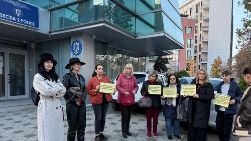 Iubitorii de animale cer dreptate pentru cățelușa Katya: Zeci de oameni protestează în Capitală, în fața Biroului pentru Protecția Animalelor (VIDEO & FOTO)