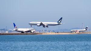 Americanii călătoresc cu avionul ca înaintea pandemiei. Aproape 2,5 milioane de călători au trecut duminică prin aeroporturile din SUA, cel mai mare număr de la începutul lui 2020