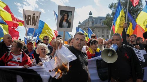 UPDATE Manifestanții AUR se îndreaptă spre Piața Victoriei: Aproximativ 3000 de persoane, cu drapele tricolore, scandează ”Demisia!” / Simion a anunţat că nu va rosti niciun discurs
